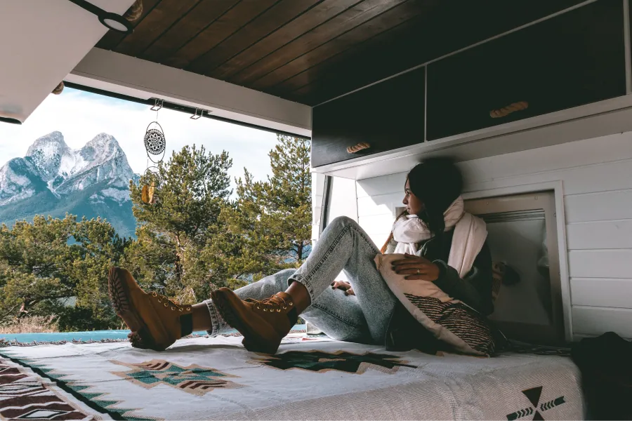 Repos près d'un van aménagé